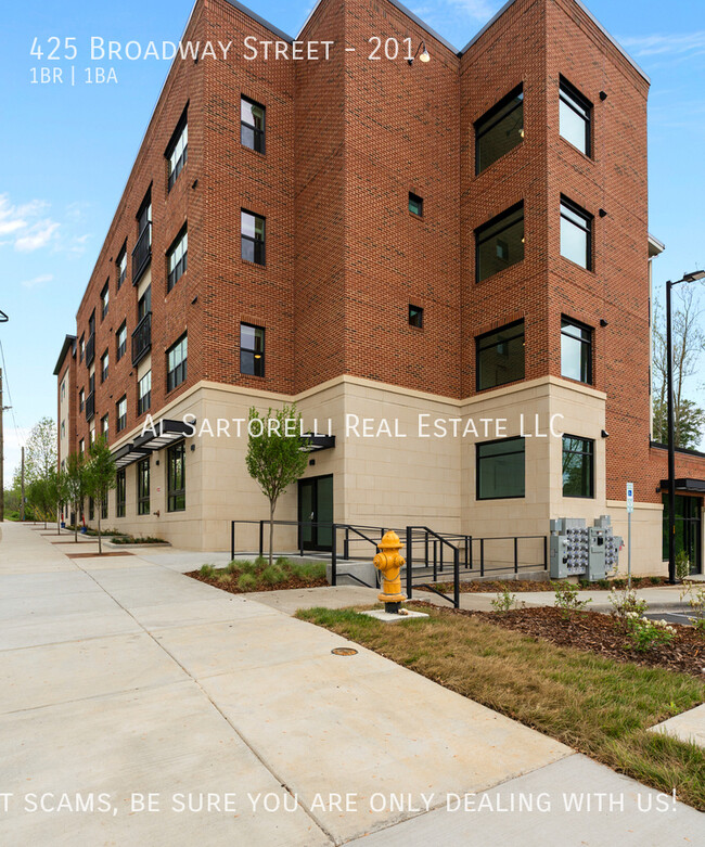 Building Photo - 425 Broadway St
