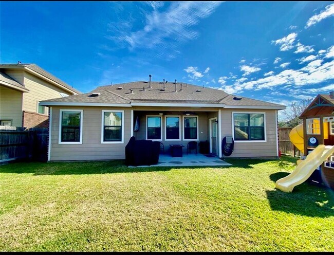Building Photo - 5531 Drumlin Field Way