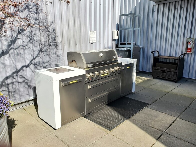 Amenities- rooftop Grille - 2911 2nd Ave