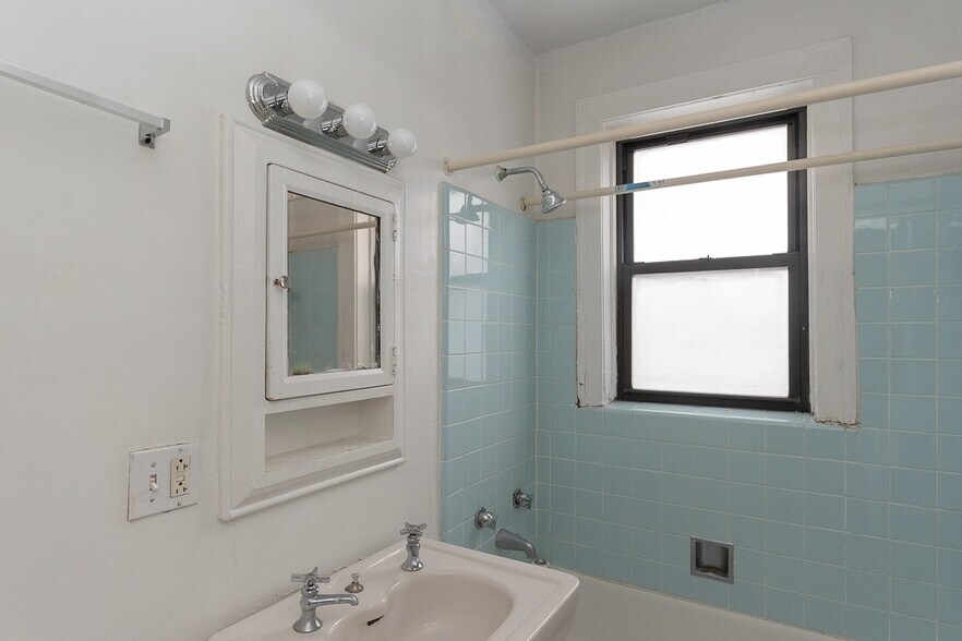 Building Photo - 4542 N Damen Ave