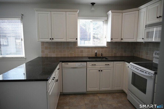 Building Photo - 922 Heritage Vlg