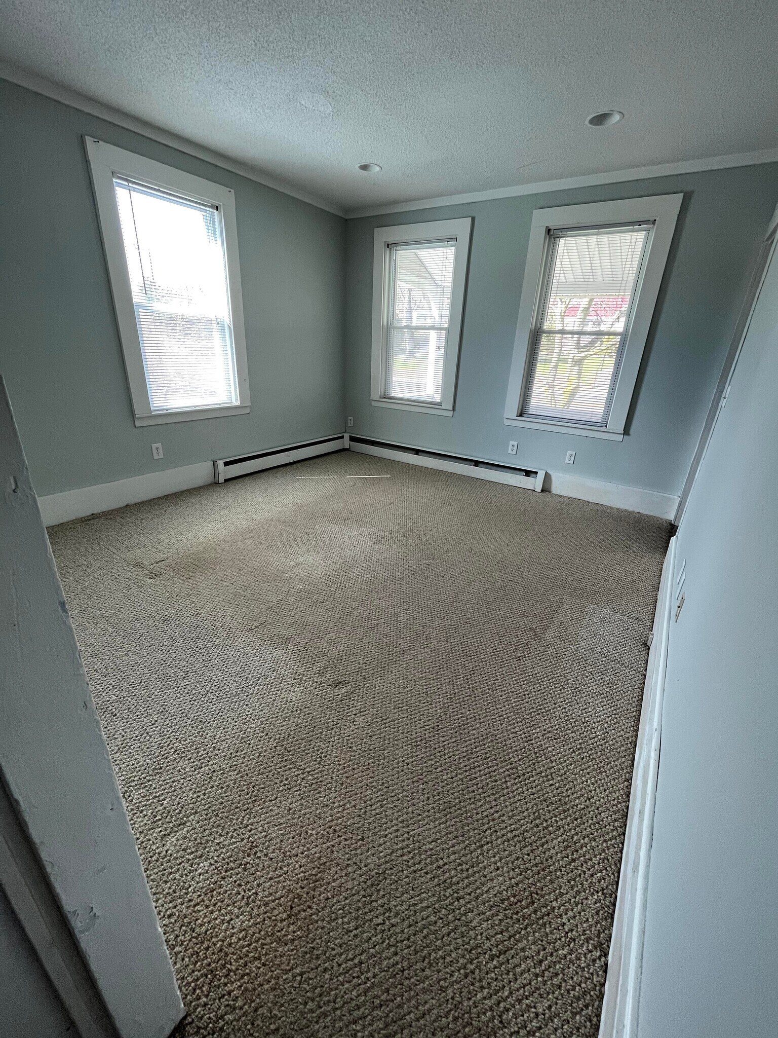 Living Room01 (new carpet not pictured) - 218 Charter Oak St