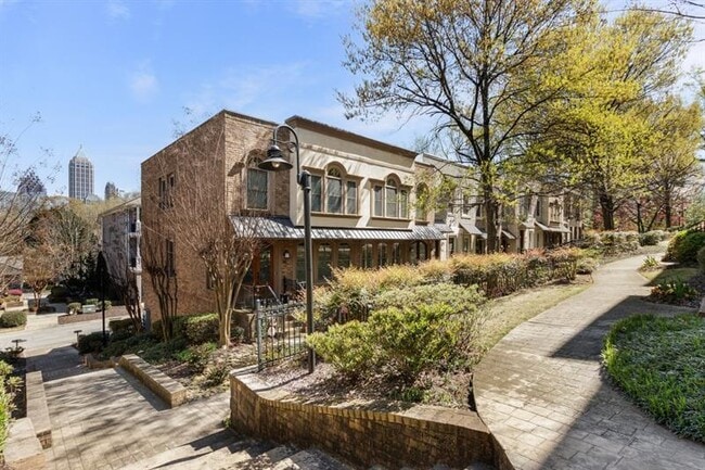 Building Photo - 395 Laurent St NW