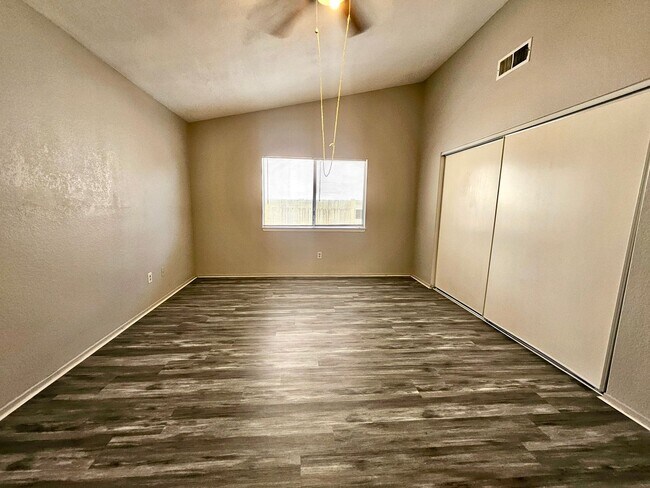 Building Photo - New Listing!