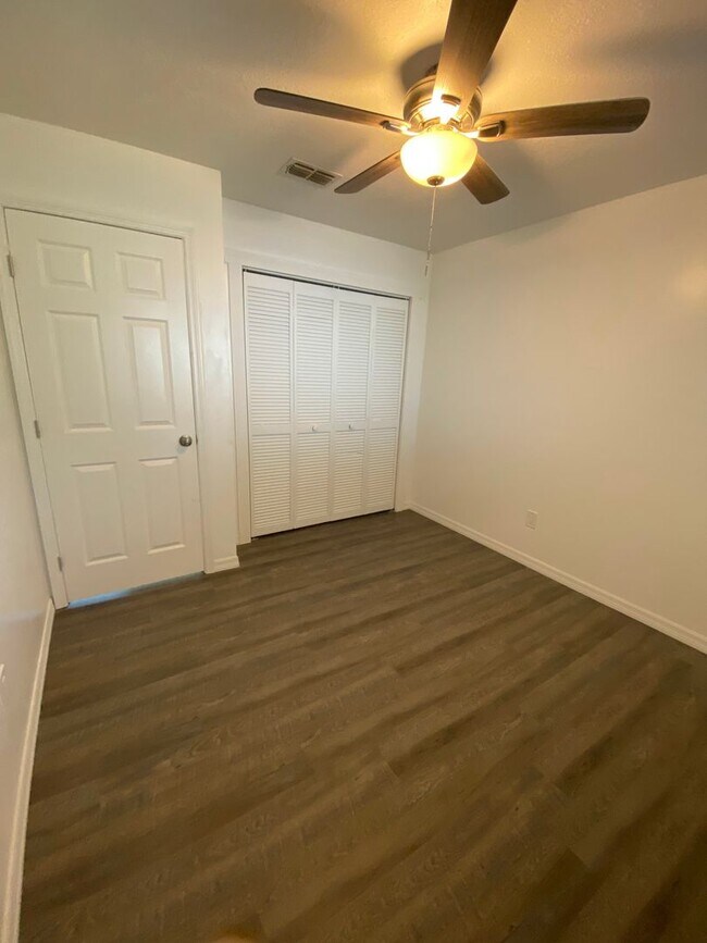 Building Photo - FULLY RENOVATED and spacious 4-bedroom, 2-...