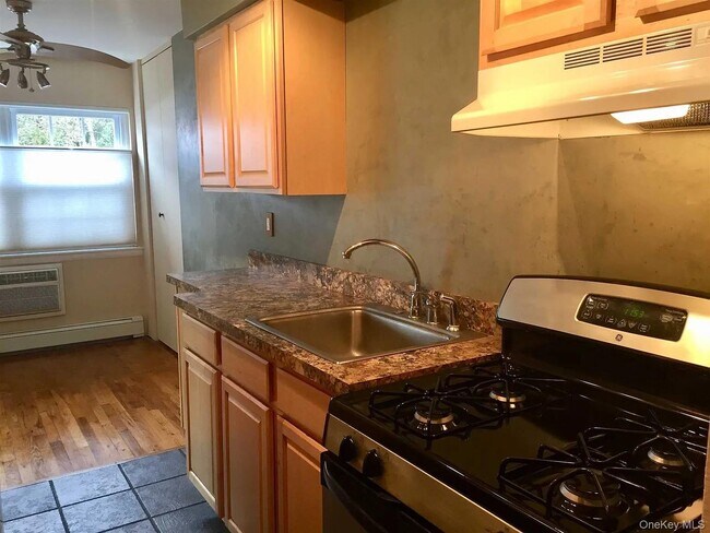 Building Photo - 8 Colonial Rd