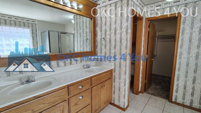 Building Photo - Beautiful 3 Bed + Office Home in Yukon off...