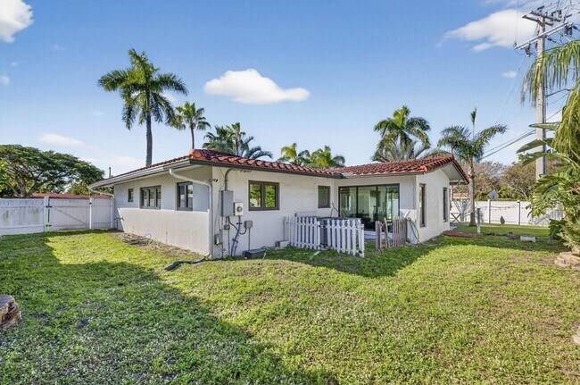 Building Photo - 2601 NE 8th Ct