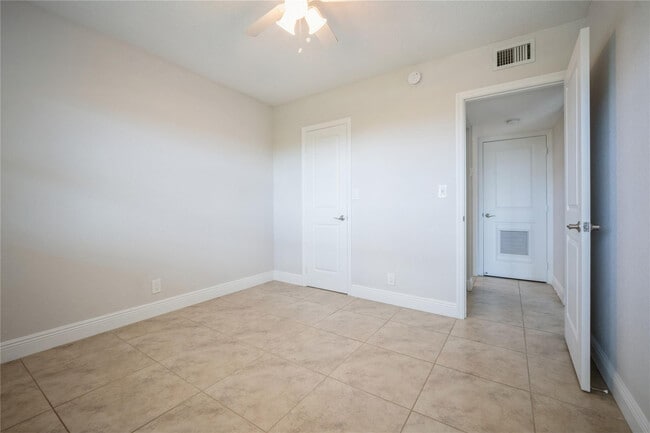 Building Photo - 1000 River Reach Dr