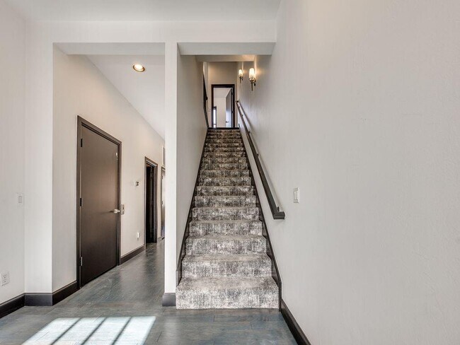 Building Photo - 109 NE 3rd St