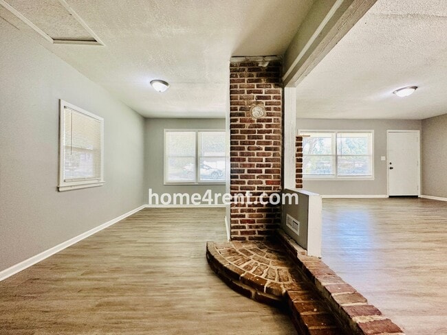 Building Photo - Ranch Style Home in KCMO w/ LVP Floors, SS Appliances and a Fenced Yard!