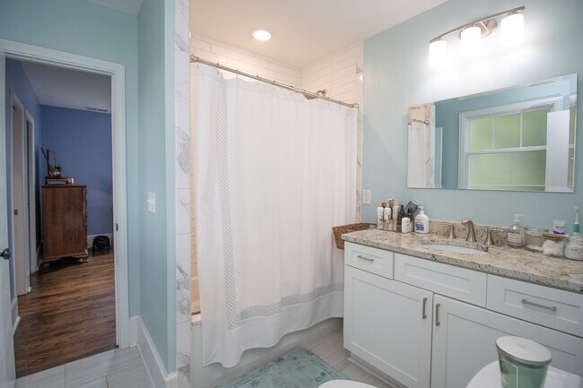 Building Photo - 2715 Kiawah Ave