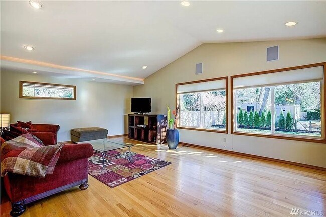Building Photo - Beautiful and bright 3 bed / 2 bath rambler for rent!