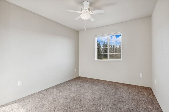 Building Photo - Adorable 3 bedroom. 2.5 bathTownhome in Columbia Falls