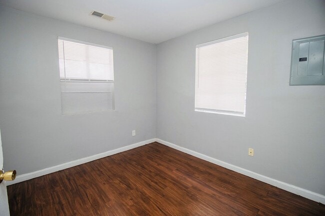 Building Photo - Bright & Convenient 2 Bedroom, 1 Bath in West Columbia