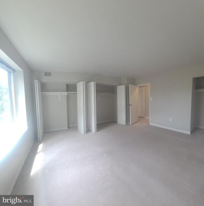 Building Photo - 9730 Kingsbridge Dr
