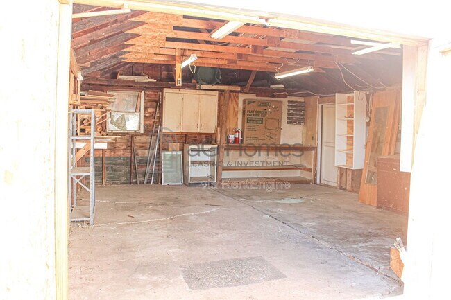 Building Photo - 317 W Peach St