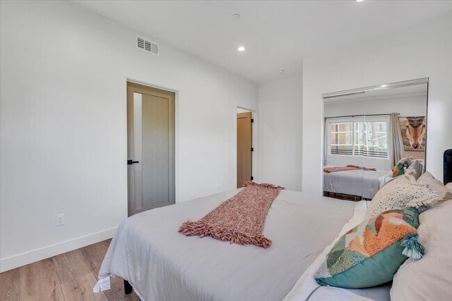 Building Photo - 14541 Weddington St