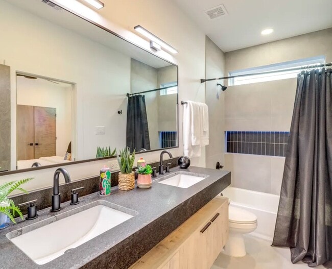 Building Photo - 2205 Staples St