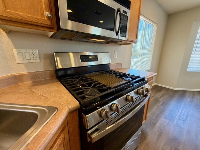 Building Photo - GATED 3 BED 2.5 BATH 1 CAR GARAGE SINGLE FAMILY HOME WITH COMMUNITY POOL