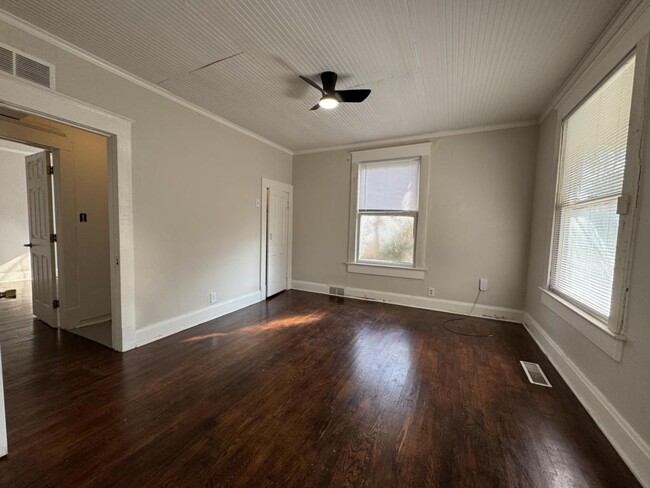 Building Photo - 836 S Broadway Ave