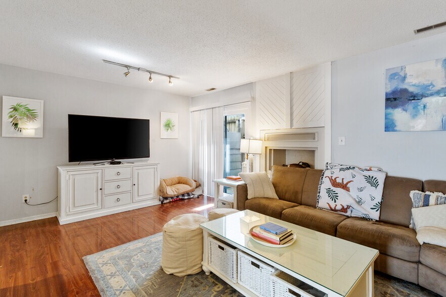 Building Photo - 2305 Breakers Ct
