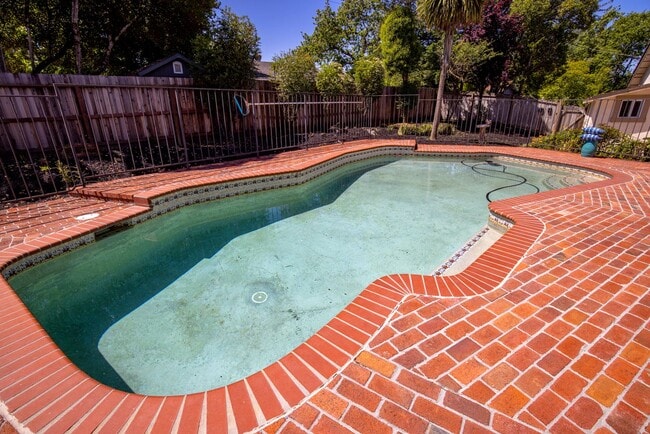 Building Photo - Beautiful 5 bedroom/3bath home with a pool