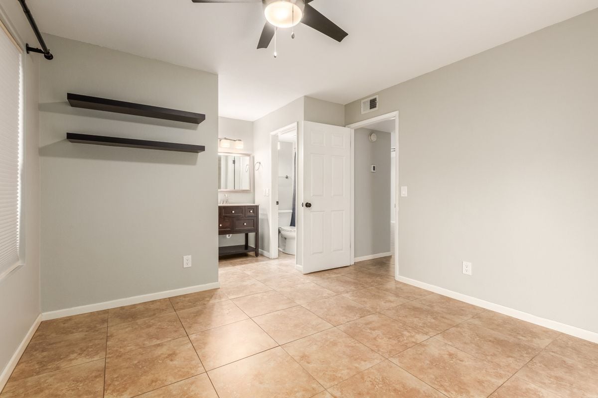 Building Photo - 850 S River Dr