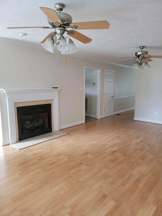 Building Photo - 4-Bedroom Townhome in Amberdale