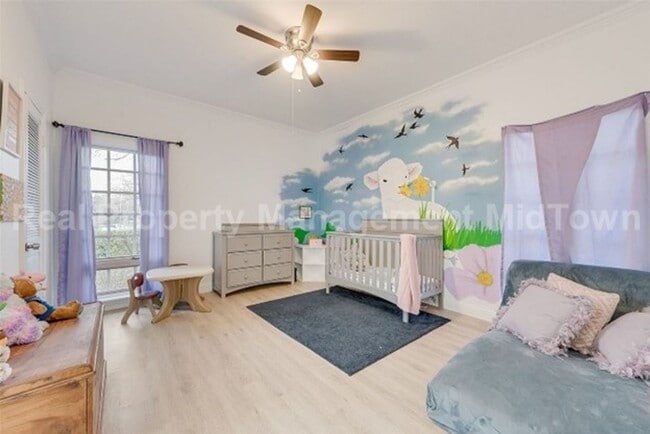 Building Photo - Stunning 4-Bedroom Retreat with Designer T...