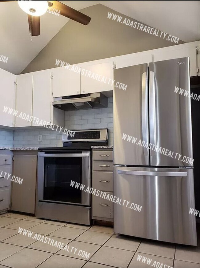 Building Photo - GORGEOUS 3 Bed 2 Bath House in Merriam-Ava...