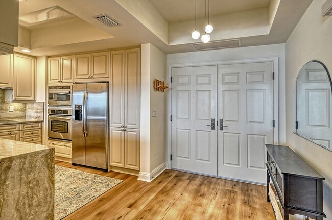 Building Photo - VACATION RENTAL Amazing 2/2 condo in the heart of downtown Sarasota with Bay View!