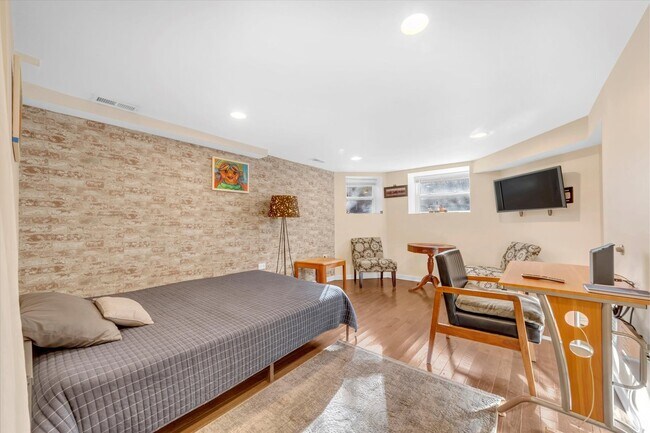 Building Photo - 2212 W Iowa St