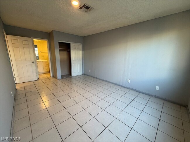 Building Photo - 5971 Vía Capri Dr