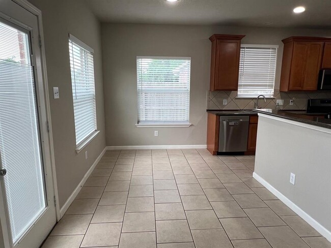 Building Photo - 3821 Armand Dr