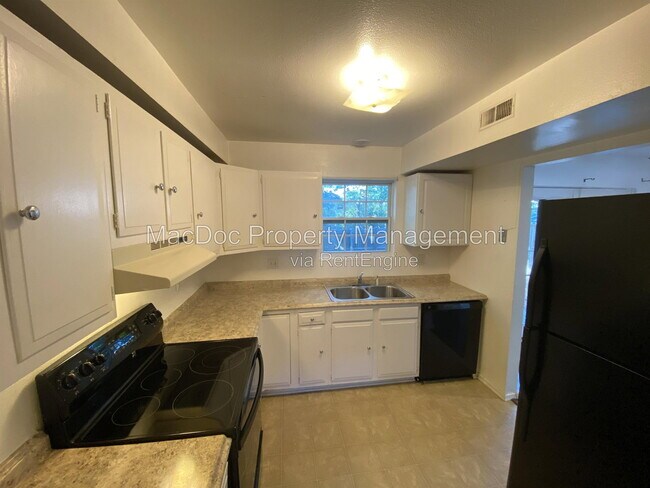Building Photo - 810 Sledgehammer Dr