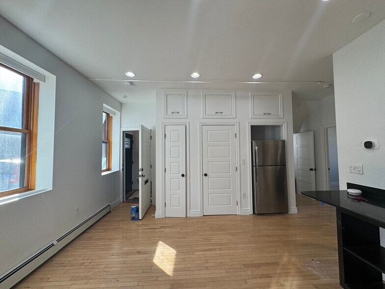 Building Photo - 284 Chelsea St