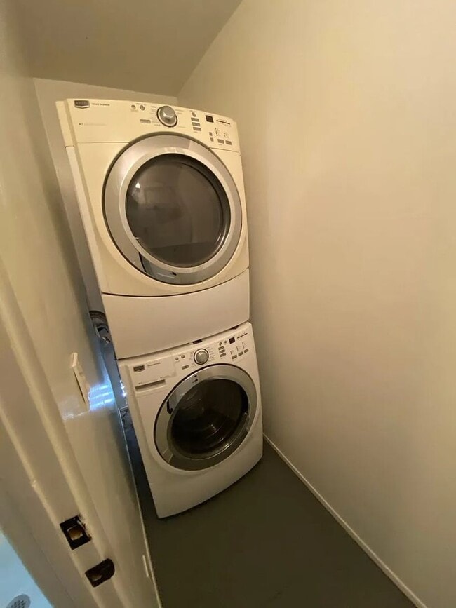 Building Photo - Spacious Studio aand 1-bedroom Apartments in Mission Hills – Prime Location!