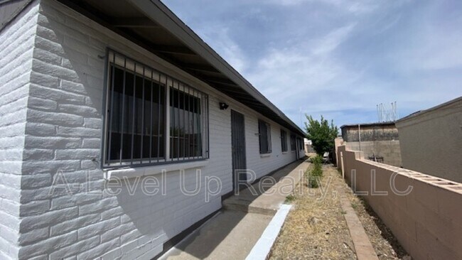 Building Photo - 1027 S Santa Rita Ave