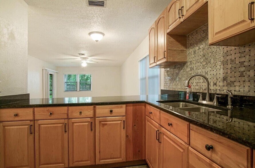 Building Photo - 2134 NE Pelican Ter