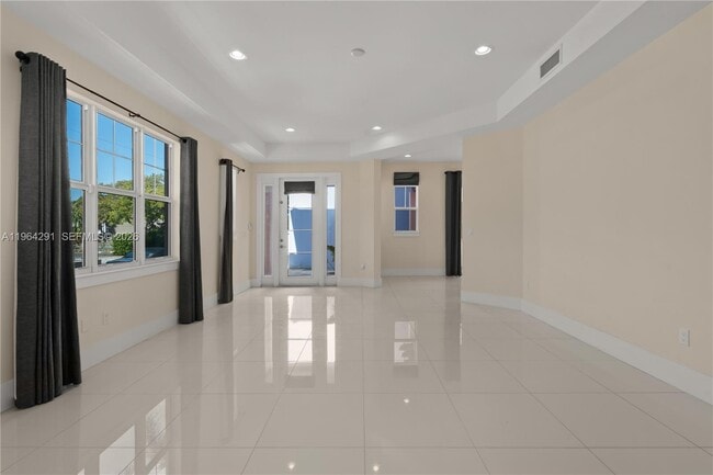 Building Photo - 912 NE 17th Way