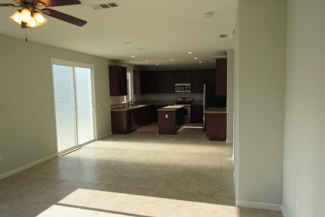 Building Photo - Gorgeous 4 Bed/2.5 Bath in Perfect Pittsburg Location