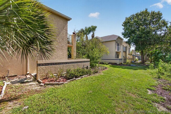 Building Photo - 1628 SE Green Acres Cir