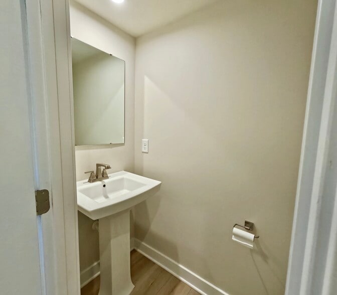 Building Photo - 1037 Clendening Dr