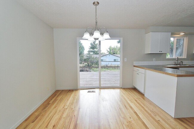 Building Photo - Spacious Home in Quiet Neighborhood