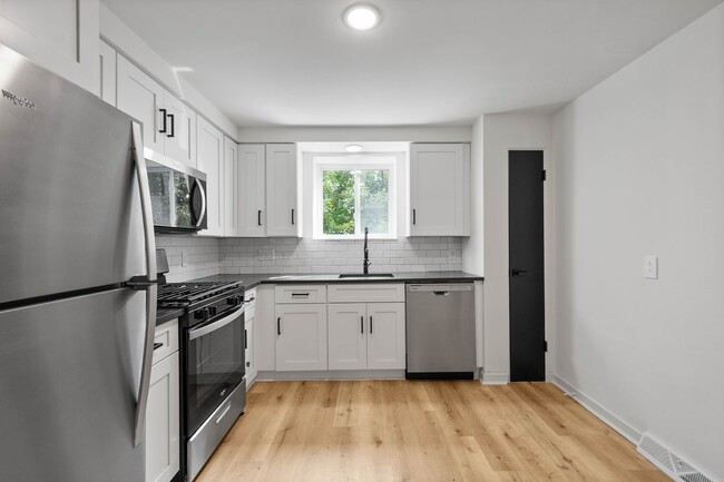 Building Photo - RENOVATED & READY FOR MOVE IN! 2-BEDROOM I...