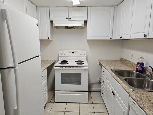 Building Photo - 818 Bradford Cir