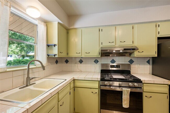 Building Photo - 2307 Valley High Cir