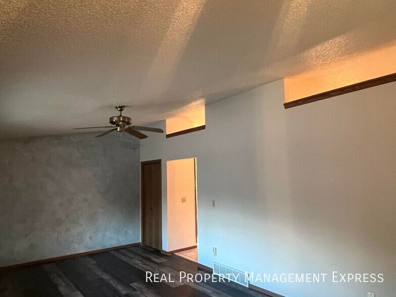 Building Photo - Stunning 4 Bedroom 2.5 Bath Home in South East Sioux Falls