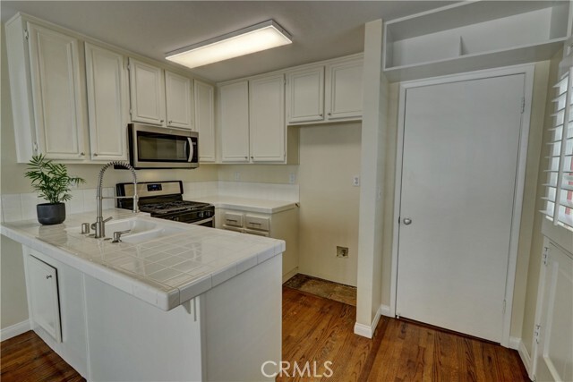Building Photo - 425 Dahlia Ave